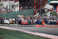 During the pit walk the cars are crowded by VIP and team members